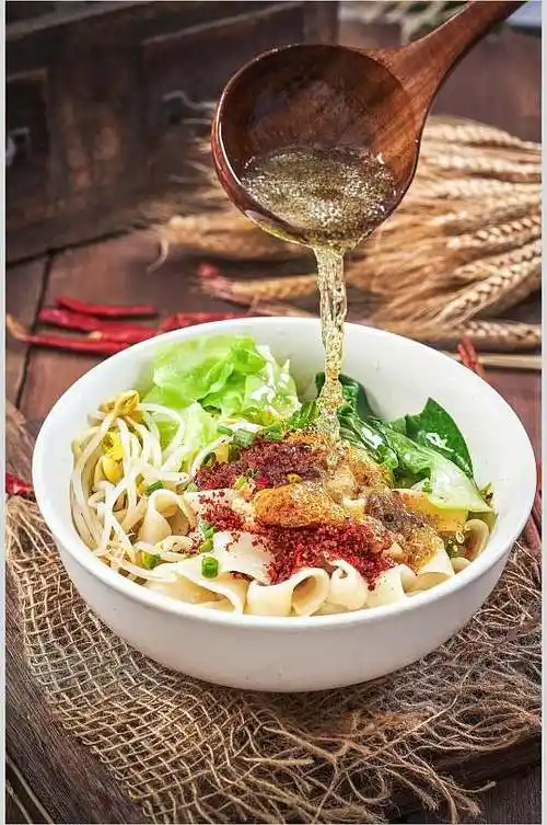 油泼面米线美食摄影图片