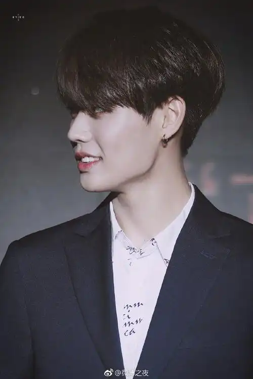 微博之夜#【星声2018】之爱豆美图大放送,一组帅气有型的西装照,可甜