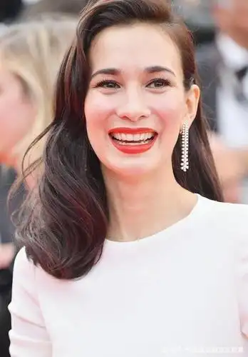 五官立体,身材黄金比例,天生丽质的混血美女,34岁卢靖姗不一般