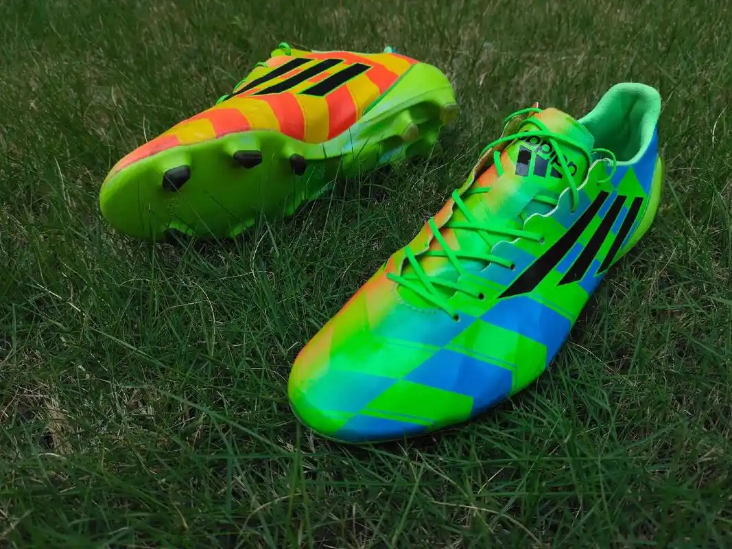 阿迪达斯超顶限量足球鞋f50