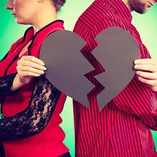 恋爱中的人之间的负面 i>情 /i>绪.年轻夫妇带着两半破碎的心.