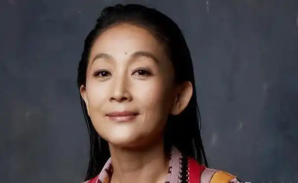 陈瑾巫刚澳洲逛超市60岁陈瑾打扮时髦巫刚满头白发太邋遢