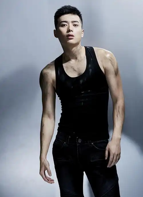 韩承羽曝酷帅写真化身机车boy荷尔蒙爆棚