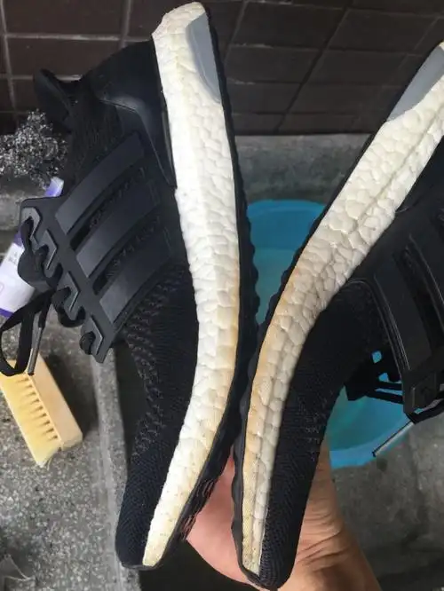阿迪达斯boost鞋底发黄怎么洗白(教你如何让脏鞋变新鞋)