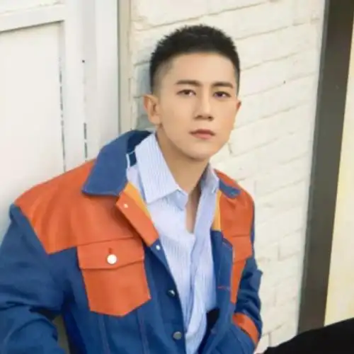 young#董晨超话从"黄金比例的五官"到"国民校草