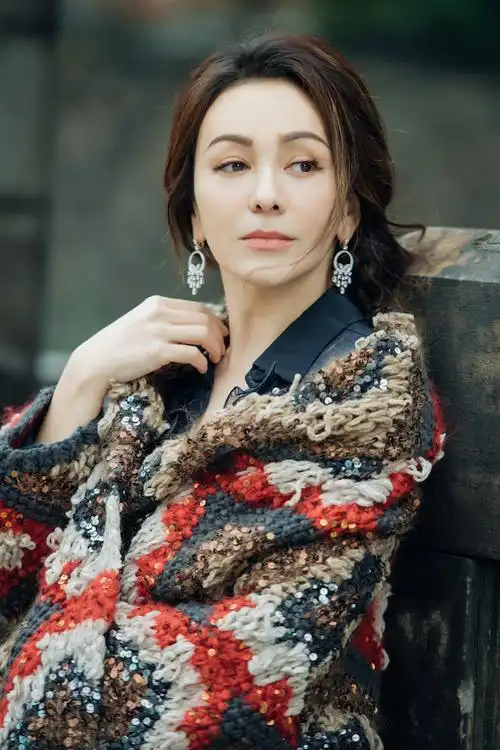 王琳新写真有态度有温度 漫步人生恣意洒脱