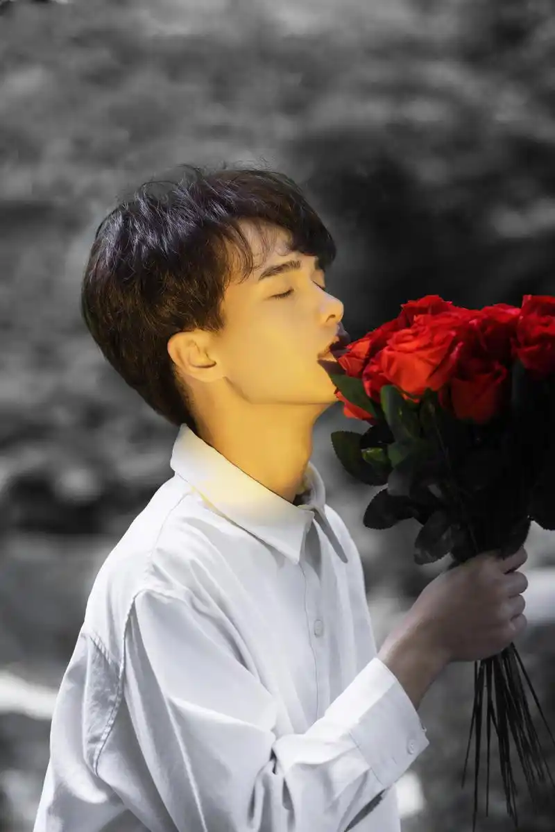 《玫瑰少年》 愿玫瑰永远盛开!2021年年底拍了一组男生情绪 - 抖音